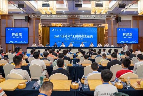 西施解开裙子坐在我腿中间